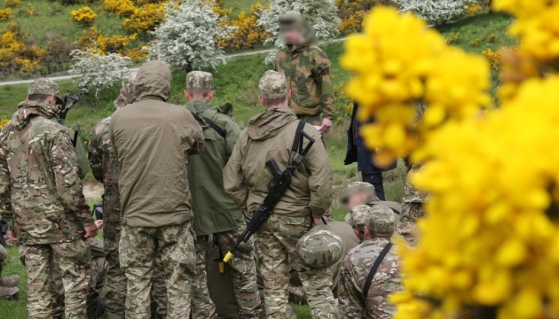 Instructores de Noruega entrenan a soldados ucranianos para superar con seguridad campos minados