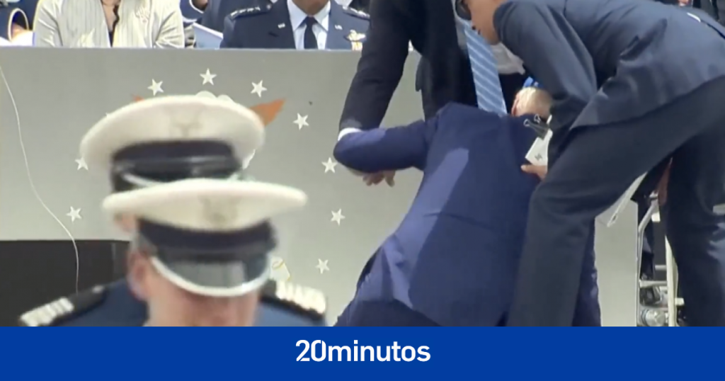 Joe Biden se tropieza y cae al suelo durante una ceremonia militar y no puede incorporarse solo