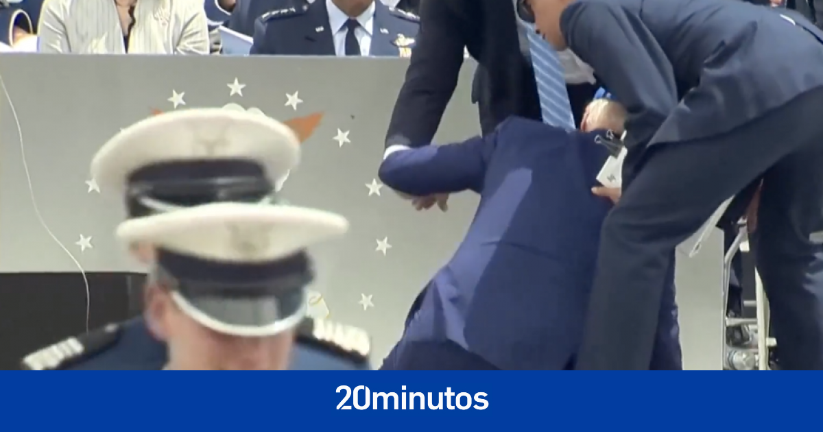 Joe Biden se tropieza y cae al suelo durante una ceremonia militar y no puede incorporarse solo
