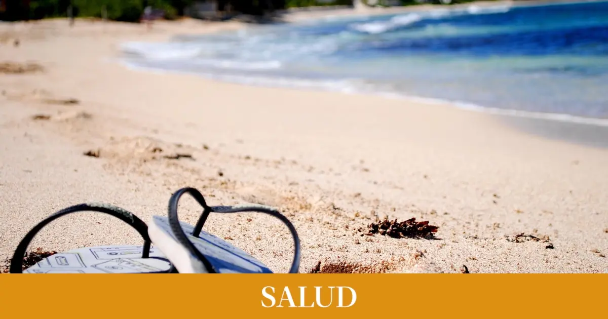 Un traumatólogo lanza un aviso a quienes caminen descalzos o en chanclas más de 20 metros por la playa Un traumatólogo lanza un aviso a quienes caminen descalzos o en chanclas más de 20 metros por la playa