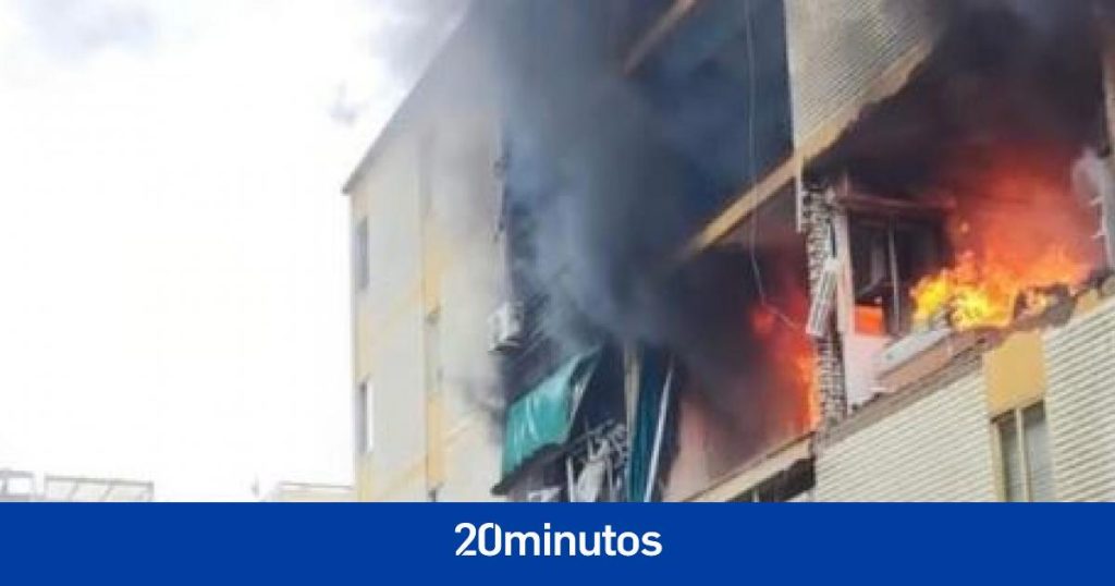 Una fuerte explosión sacude varias viviendas en Badajoz y levanta la fachada del edificio
