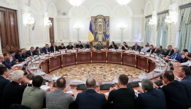 Zelensky se reúne con representantes empresariales Zelensky se reúne con representantes empresariales