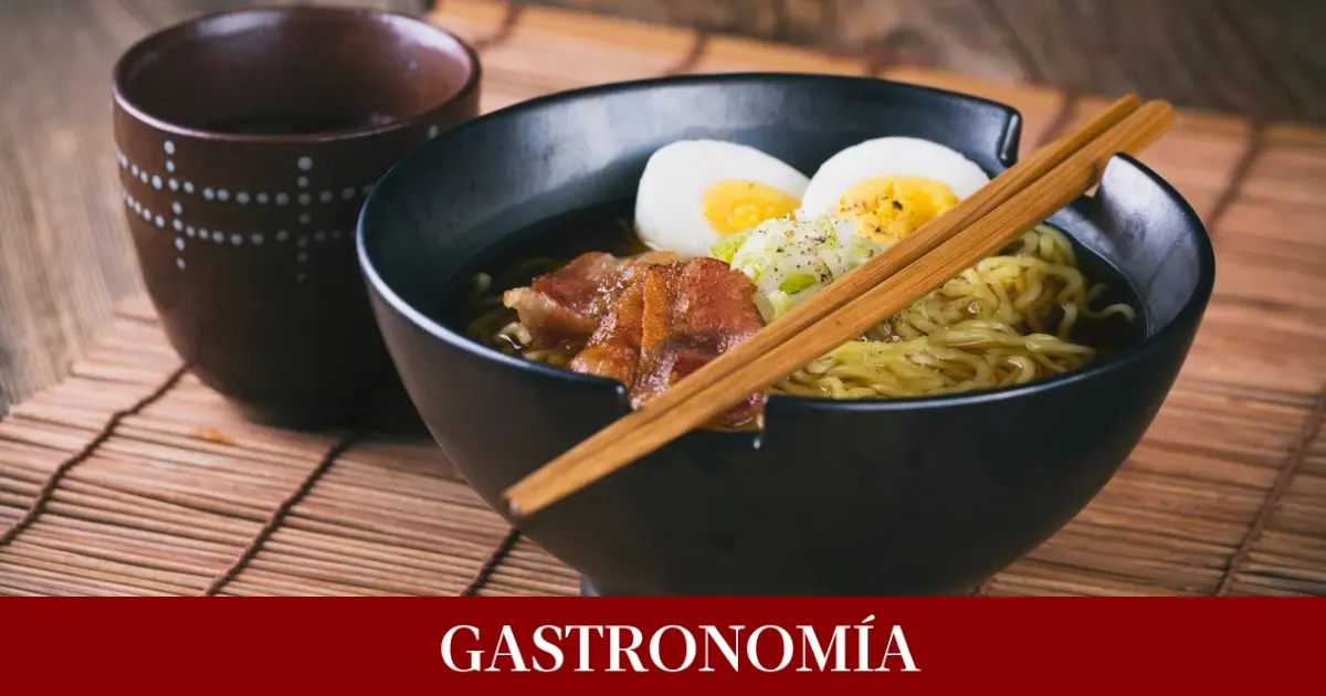 ramen de cordero con pepinos y yogur