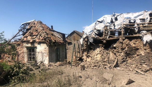 Las fuerzas rusas bombardean Nikopol con artillería de cañón Las fuerzas rusas bombardean Nikopol con artillería de cañón