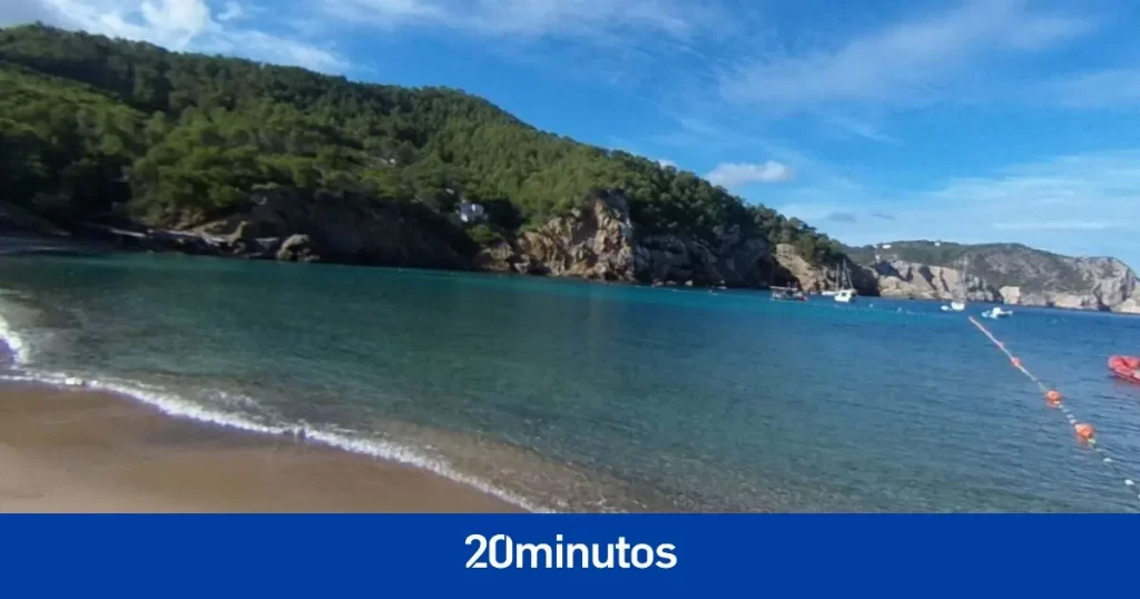 Muere un joven tras caer de una altura de 12 metros en una cala de Ibiza