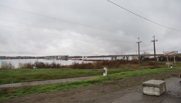 Por la noche, las tropas rusas bombardearon la orilla izquierda del Dnieper cerca del puente Antoniv.