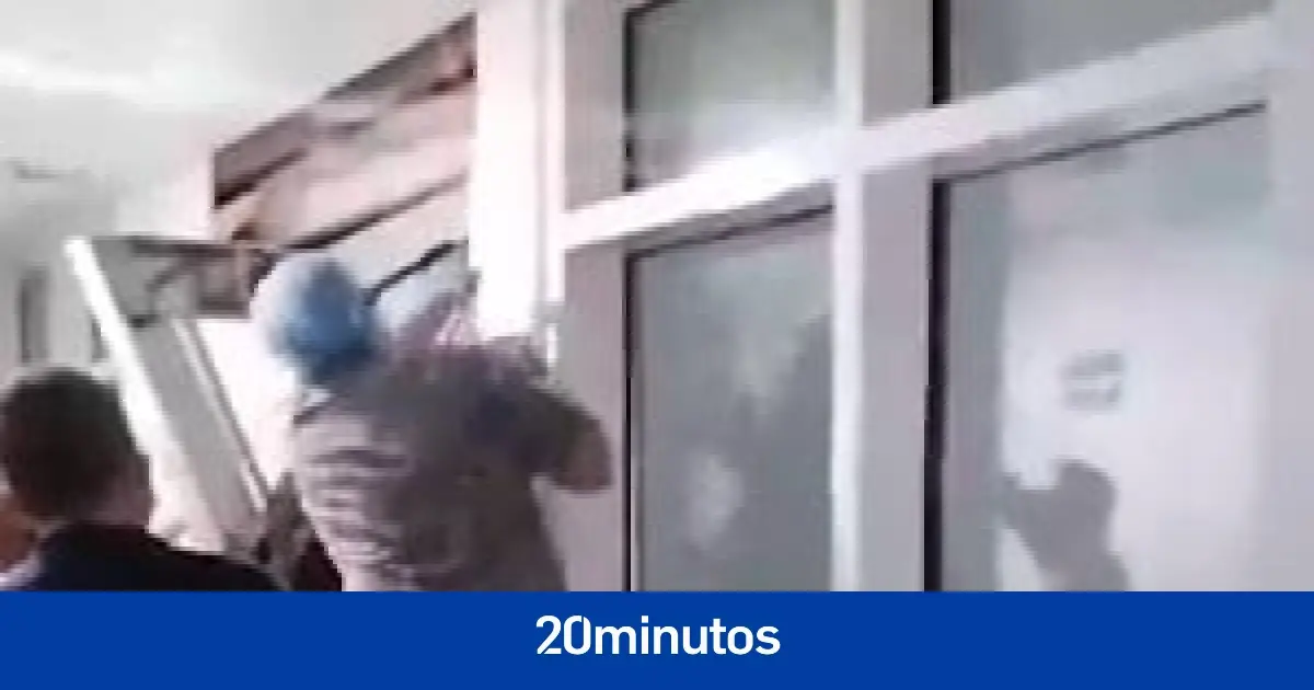 la puerta del ascensor la aplastó mientras la trasladaban en camilla
