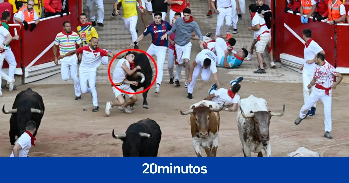 «¡Oooooh!» Así ha vivido la Plaza de Toros de Pamplona la cogida al herido por asta de toro en el cuarto encierro de San Fermín «¡Oooooh!» Así ha vivido la Plaza de Toros de Pamplona la cogida al herido por asta de toro en el cuarto encierro de San Fermín