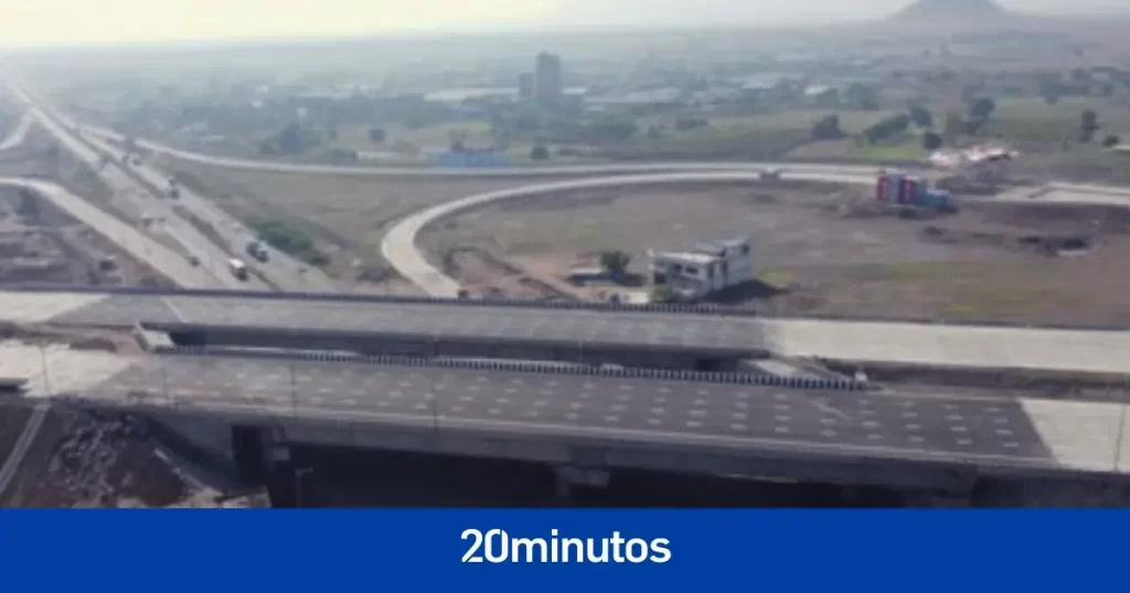 Al menos 14 personas mueren en India tras la caída de un puente-grúa