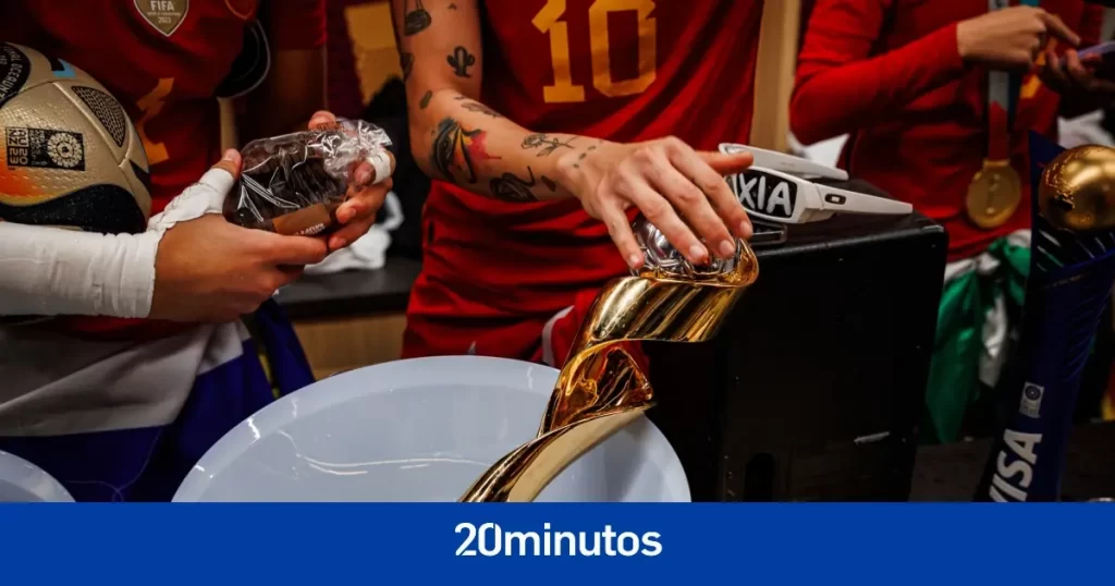 Así ha sido la fiesta de España en el vestuario: la copa ha acabado en la cubitera