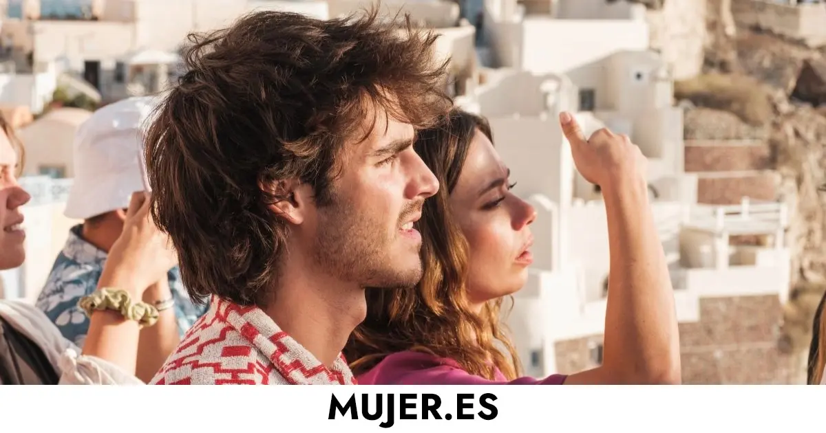 El sombrero ‘bucket’ con tiras que lleva Anna Castillo en ‘Un cuento perfecto’ es el accesorio del verano: cinco alternativas para llevarlo