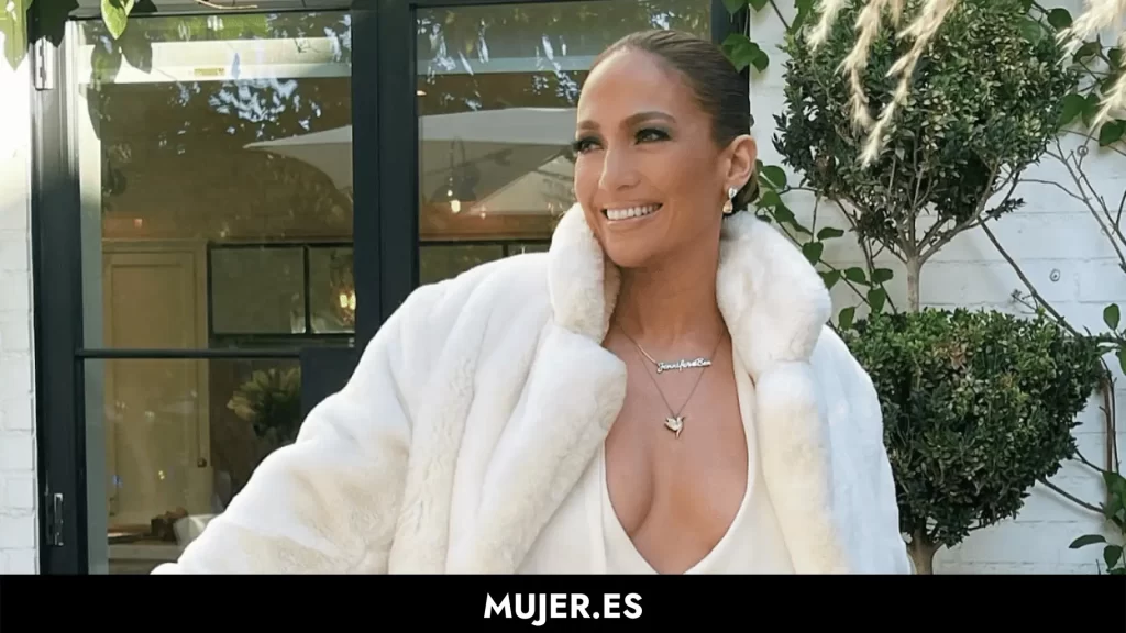 Jennifer Lopez sube una foto recién levantada y al natural con la que demuestra que por ella no pasan los años