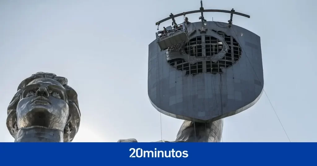 Kiev le arranca la hoz y el martillo a un monumento de la época soviética Kiev le arranca la hoz y el martillo a un monumento de la época soviética