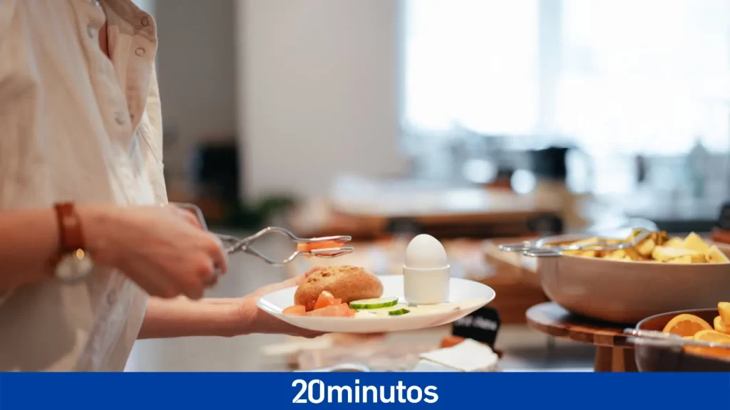 La conversación viral entre un trabajador y una clienta en el buffet libre del hotel: «Maravilloso»