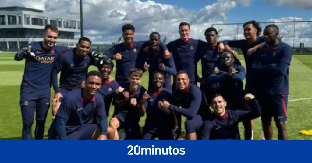 Mbappé despeja la presión con una foto sonriente junto a los descartes del PSG Mbappé despeja la presión con una foto sonriente junto a los descartes del PSG