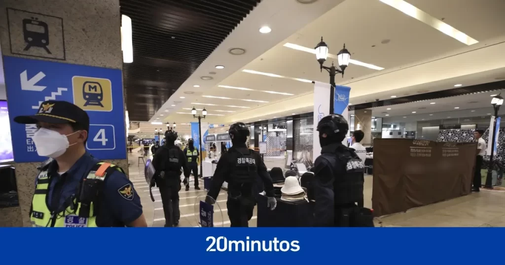 Un conductor atropella y apuñala a una multitud en un centro comercial de Seúl