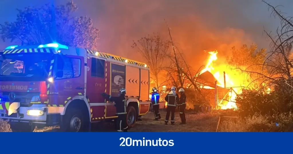 Un intoxicado por inhalación de humo tras arder tres naves agrícolas en Villanueva de Peraleshttps://admin.20minutos.es/content/edit/5162002# Un intoxicado por inhalación de humo tras arder tres naves agrícolas en Villanueva de Peraleshttps://admin.20minutos.es/content/edit/5162002#