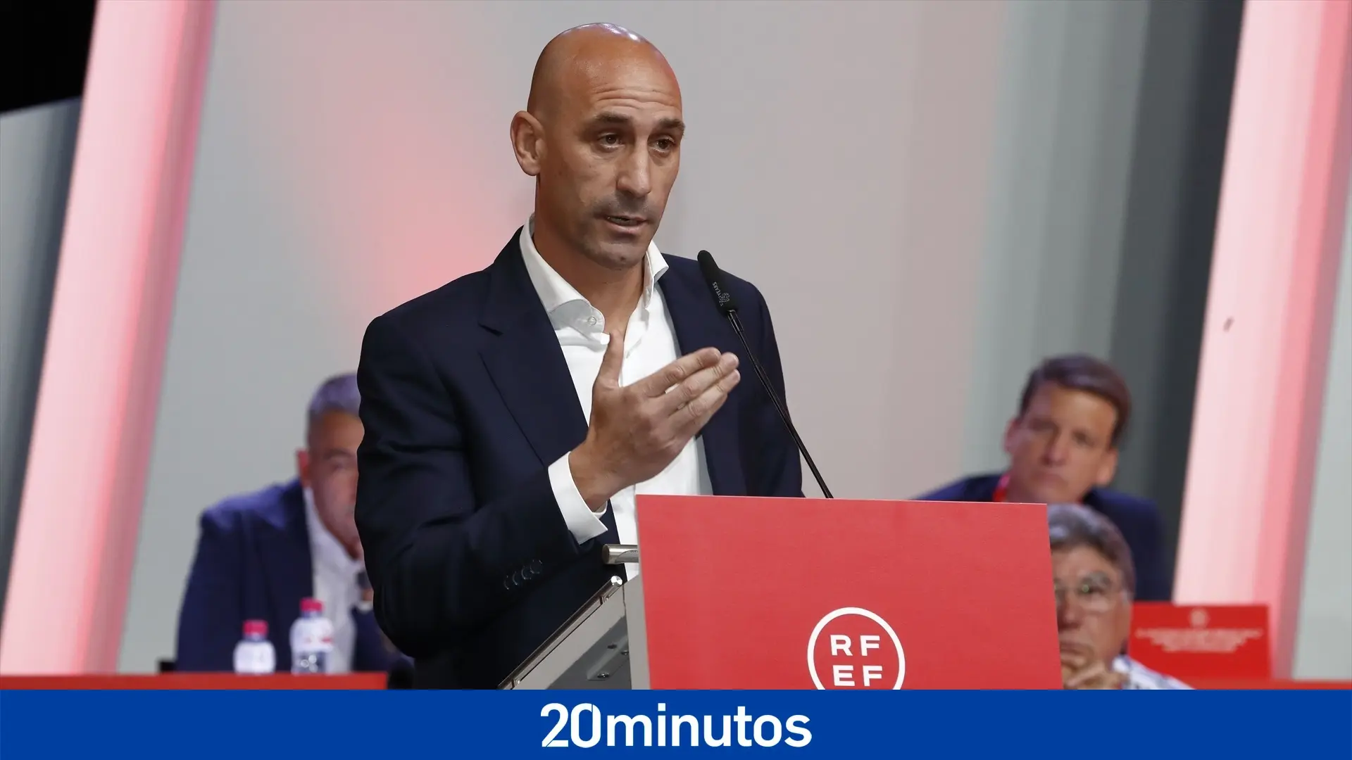 casi un millón de euros, el coche oficial y el móvil