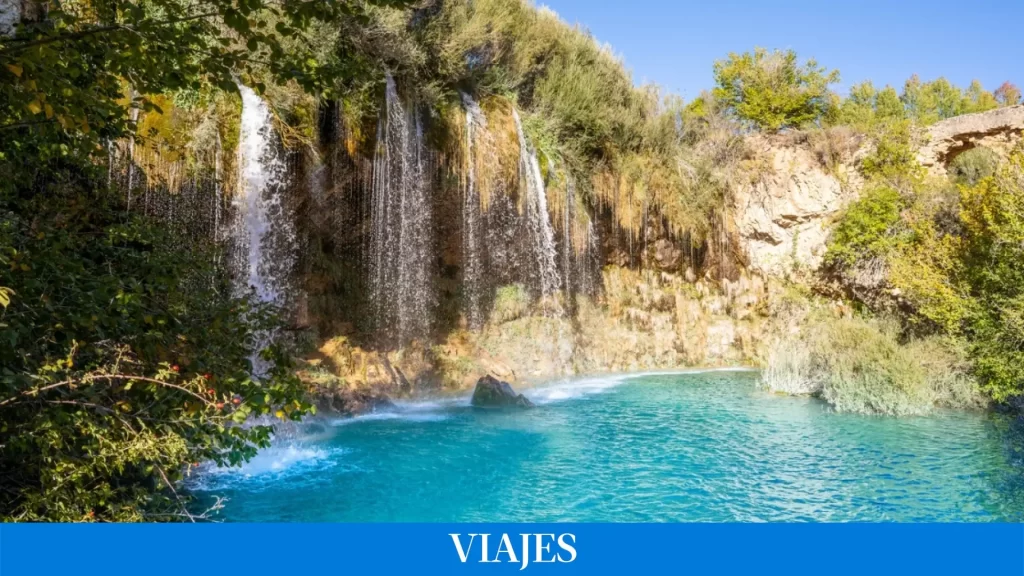 La cascada de aguas turquesas en Teruel a la que llegamos con una sencilla ruta