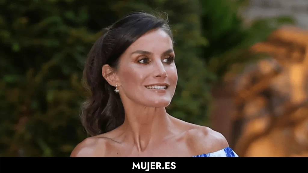 La reina Letizia recupera el vestido semitransparente de encaje blanco con ‘efecto tipazo’ que se agotó en cuestión de horas