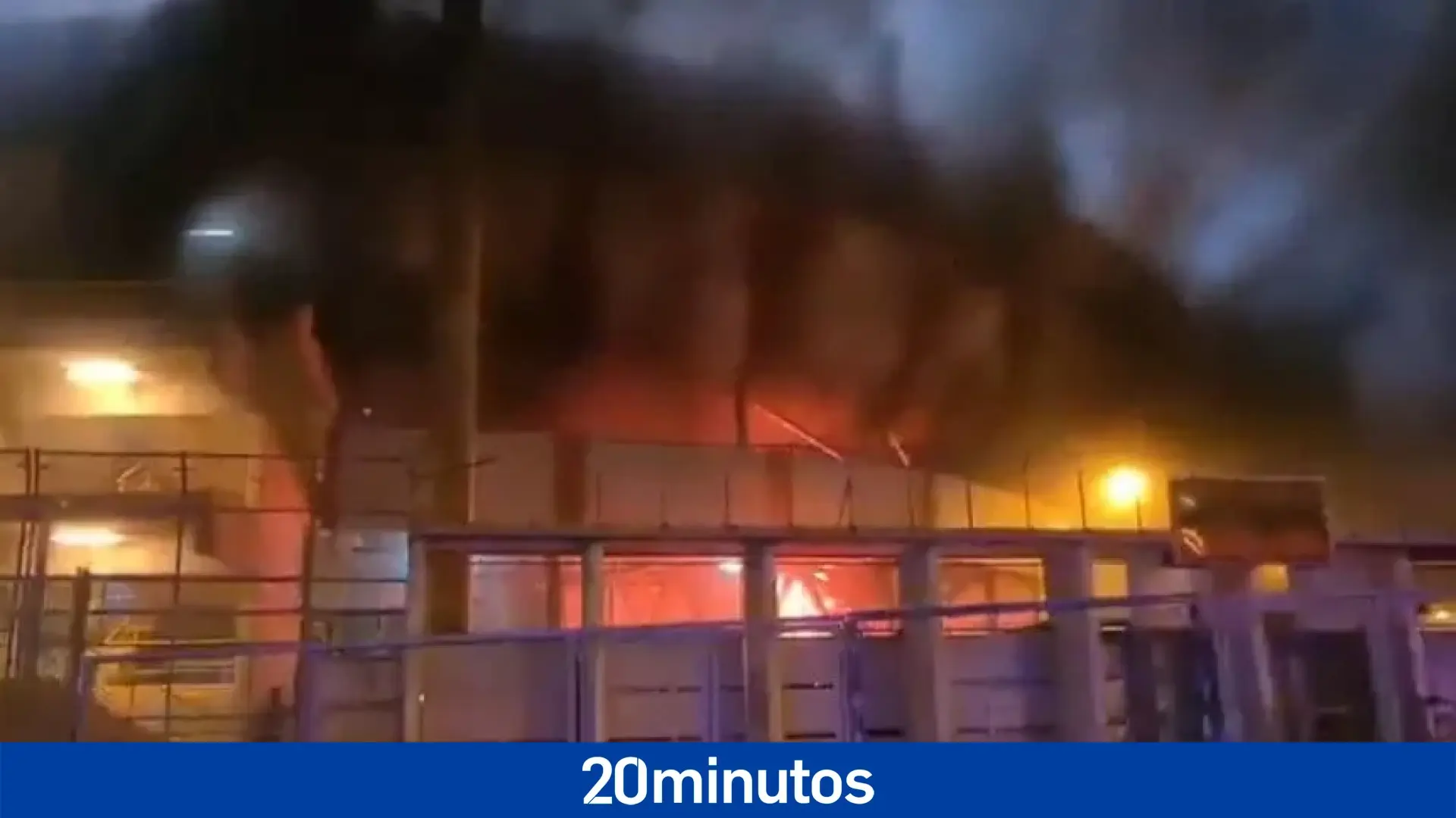 Los ultras italianos desatan el infierno al incendiar el estadio del equipo rival tras perder el partido Los ultras italianos desatan el infierno al incendiar el estadio del equipo rival tras perder el partido