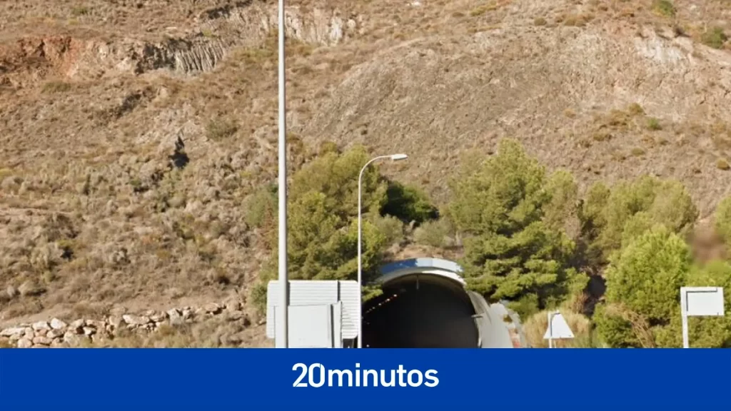 Tres muertos y varios heridos al chocar una furgoneta con una pared en un túnel en Granada