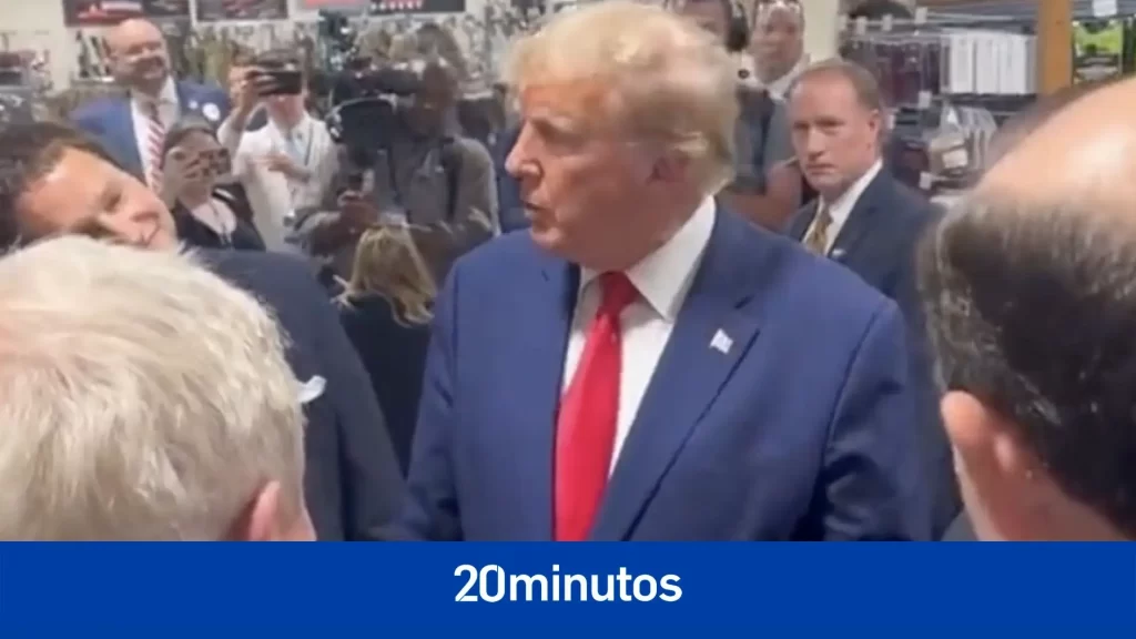 Trump visita una tienda de armas y dice que quiere comprarse una pistola durante su campaña electoral