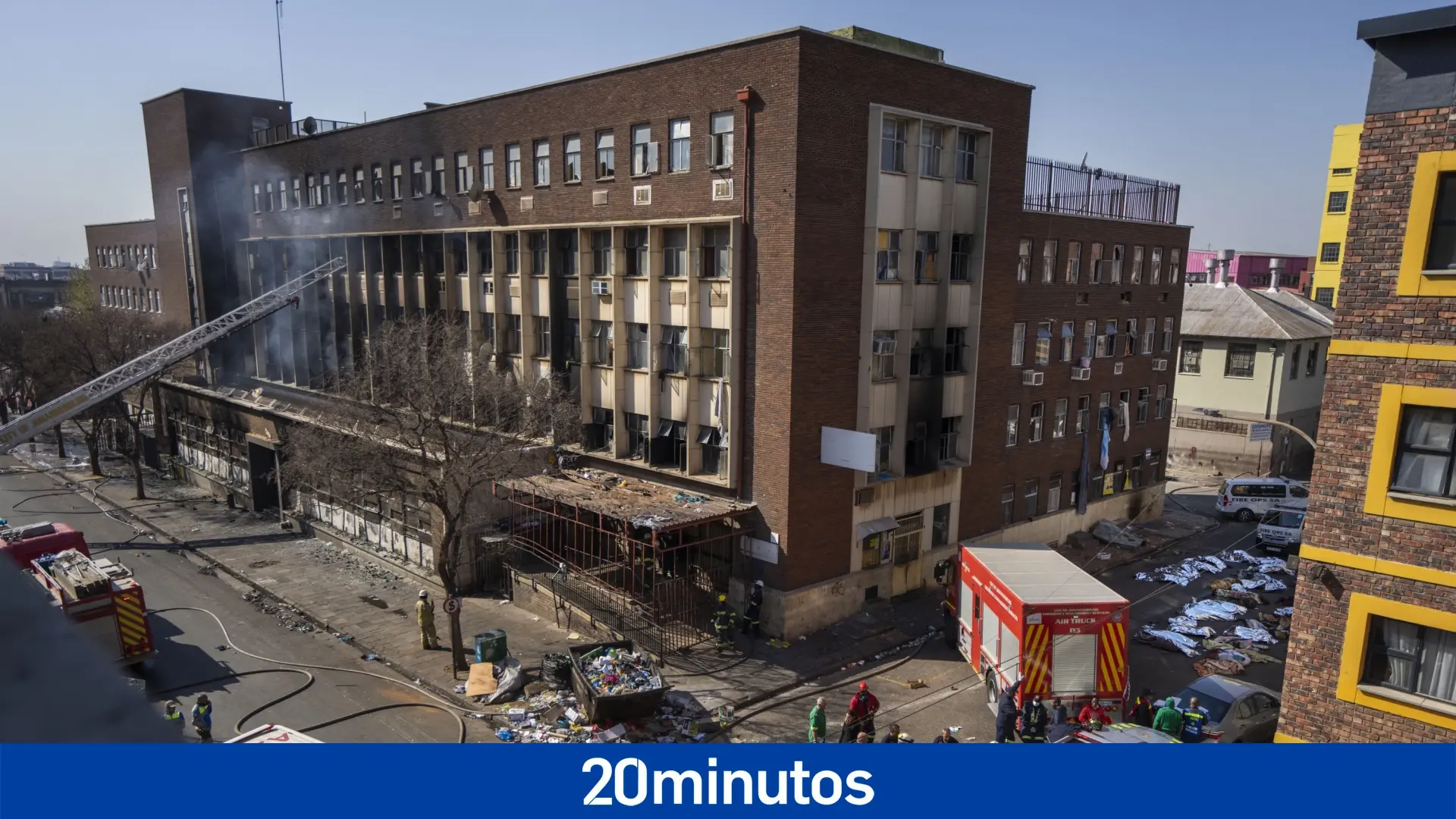 Una propiedad «okupada», posible «fallo eléctrico»… ¿Qué se sabe del incendio en un edificio de Johannesburgo?