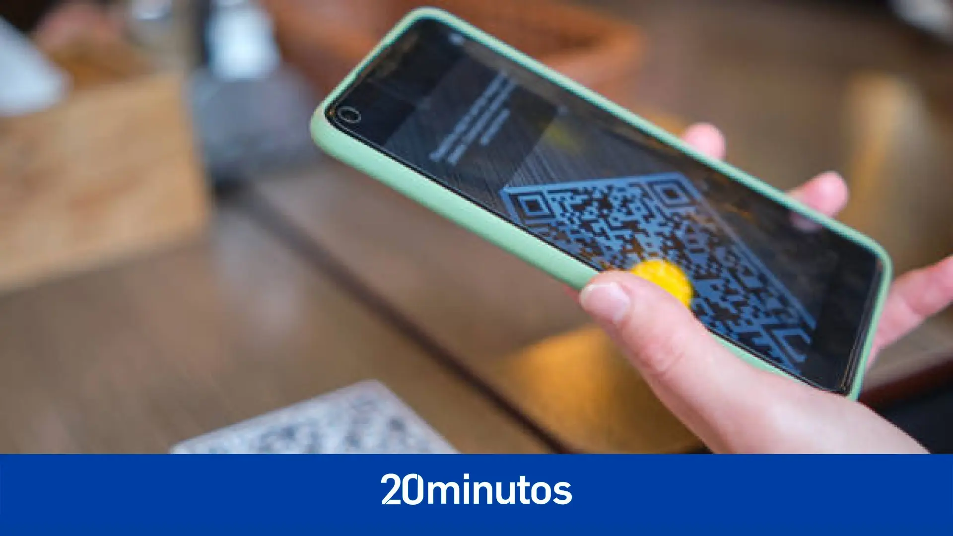 Varios padres son víctimas de una estafa al escanear un código QR sobre extraescolares pegado en colegios de Madrid