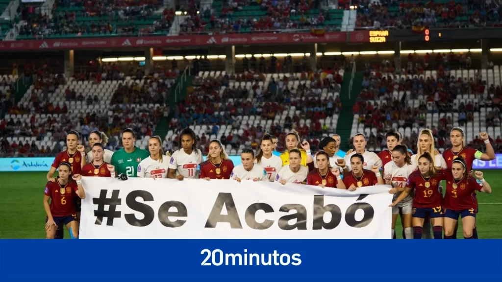 las jugadoras españolas y las suizas posan junto al lema ‘Se acabó’