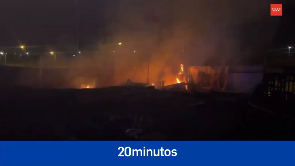 Bomberos controlan a tiempo un incendio en unas chabolas al lado del barrio de La Fortuna en Leganés