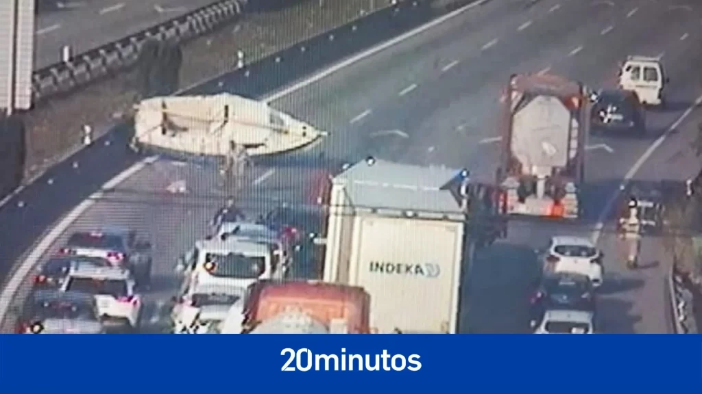 Caen un barco en la AP-7 de Barcelona provocando retenciones kilométricas