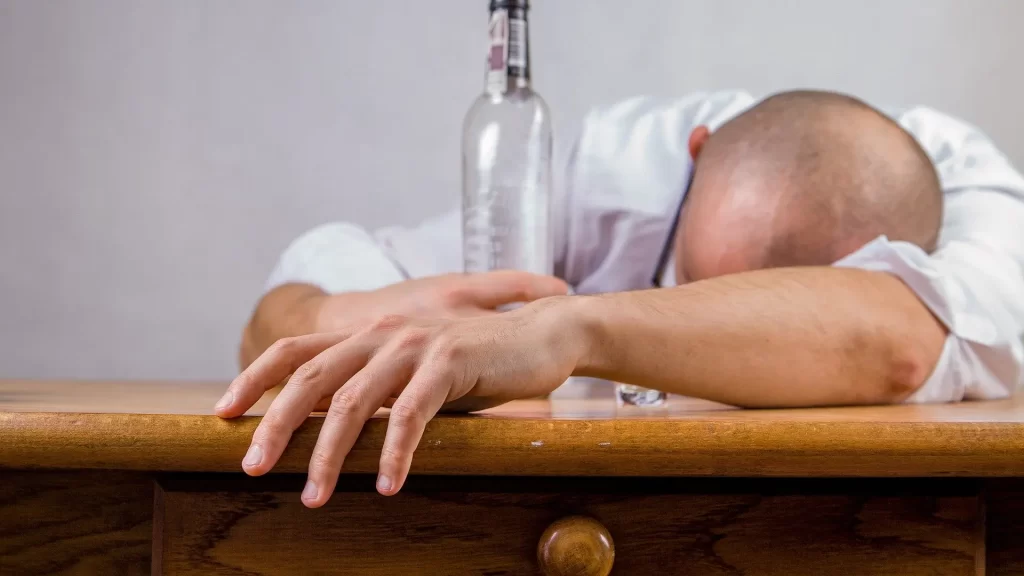 Cinco remedios contra la resaca que funcionan y cinco que son un mito, según dos médicos