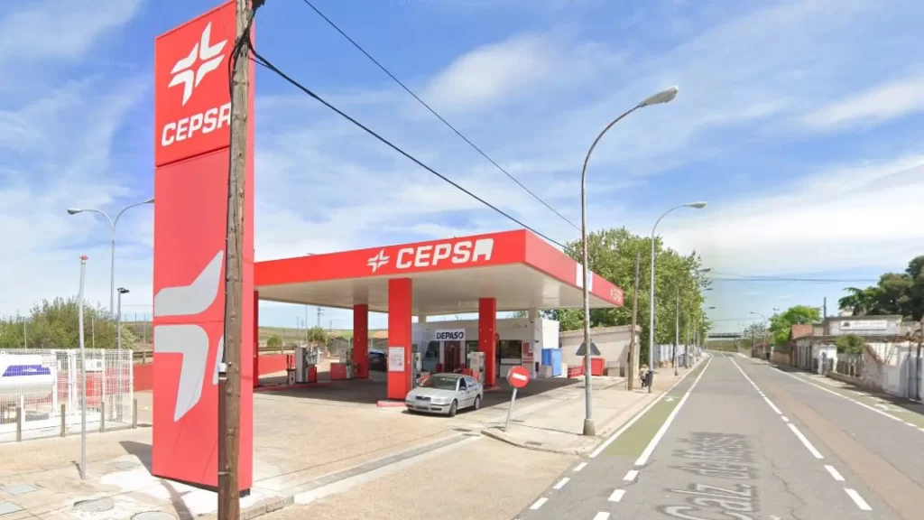 Detenido un matrimonio por llenar el depósito en una gasolinera y hacerse un ‘simpa’ superior a 100 euros Detenido un matrimonio por llenar el depósito en una gasolinera y hacerse un ‘simpa’ superior a 100 euros