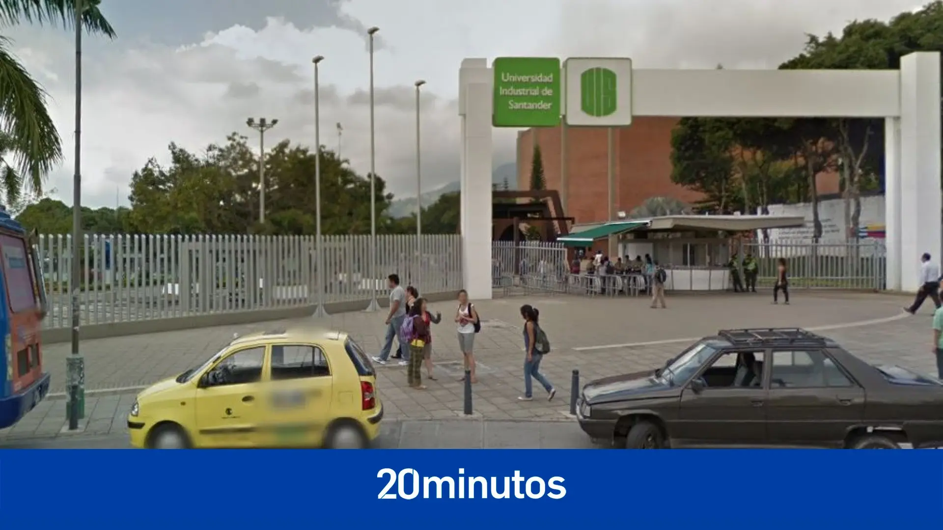 El aplaudido gesto de un profesor que sostuvo al bebé de una alumna para que pudiera hacer un examen