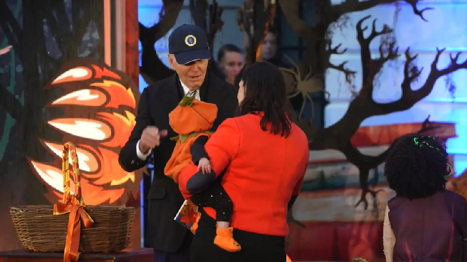 El secretario de Estado Antony Blinken acude al evento de Halloween de Joe Biden en la Casa Blanca con sus hijos disfrazados de Ucrania y Zelenski El secretario de Estado Antony Blinken acude al evento de Halloween de Joe Biden en la Casa Blanca con sus hijos disfrazados de Ucrania y Zelenski