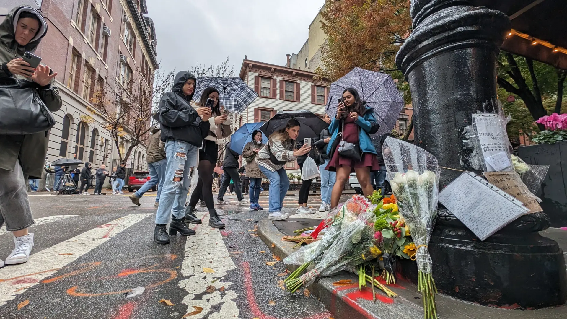 Fans de ‘Friends’ dejan flores en el edificio donde vivían los protagonistas para despedirse de Matthew Perry