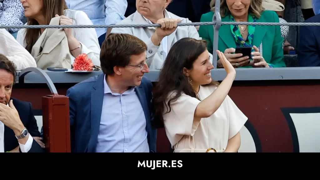 Teresa Urquijo acompaña por primera vez a Almeida al ‘besamanos’ con un look que recuerda al de la reina Letizia Teresa Urquijo acompaña por primera vez a Almeida al ‘besamanos’ con un look que recuerda al de la reina Letizia