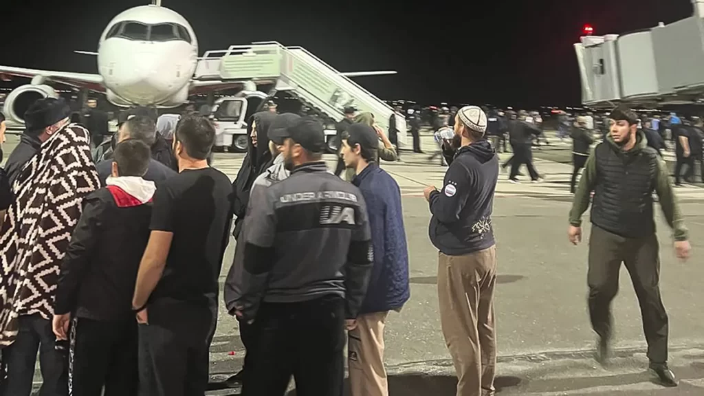 Un avión procedente de Israel es retenido en plena pista por una turba propalestina en la república rusa de Daguestán