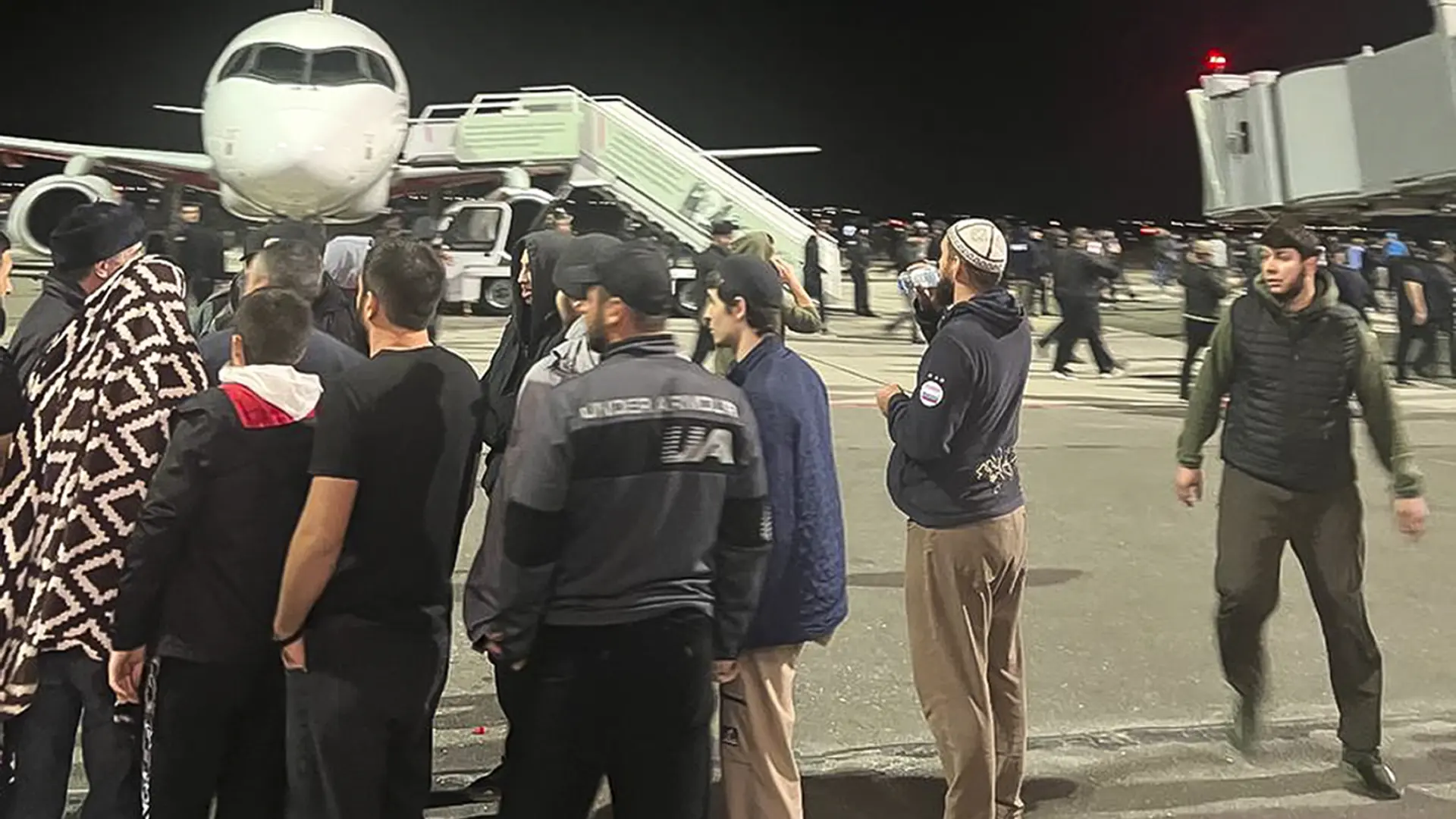 Un avión procedente de Israel es retenido en plena pista por una turba propalestina en la república rusa de Daguestán
