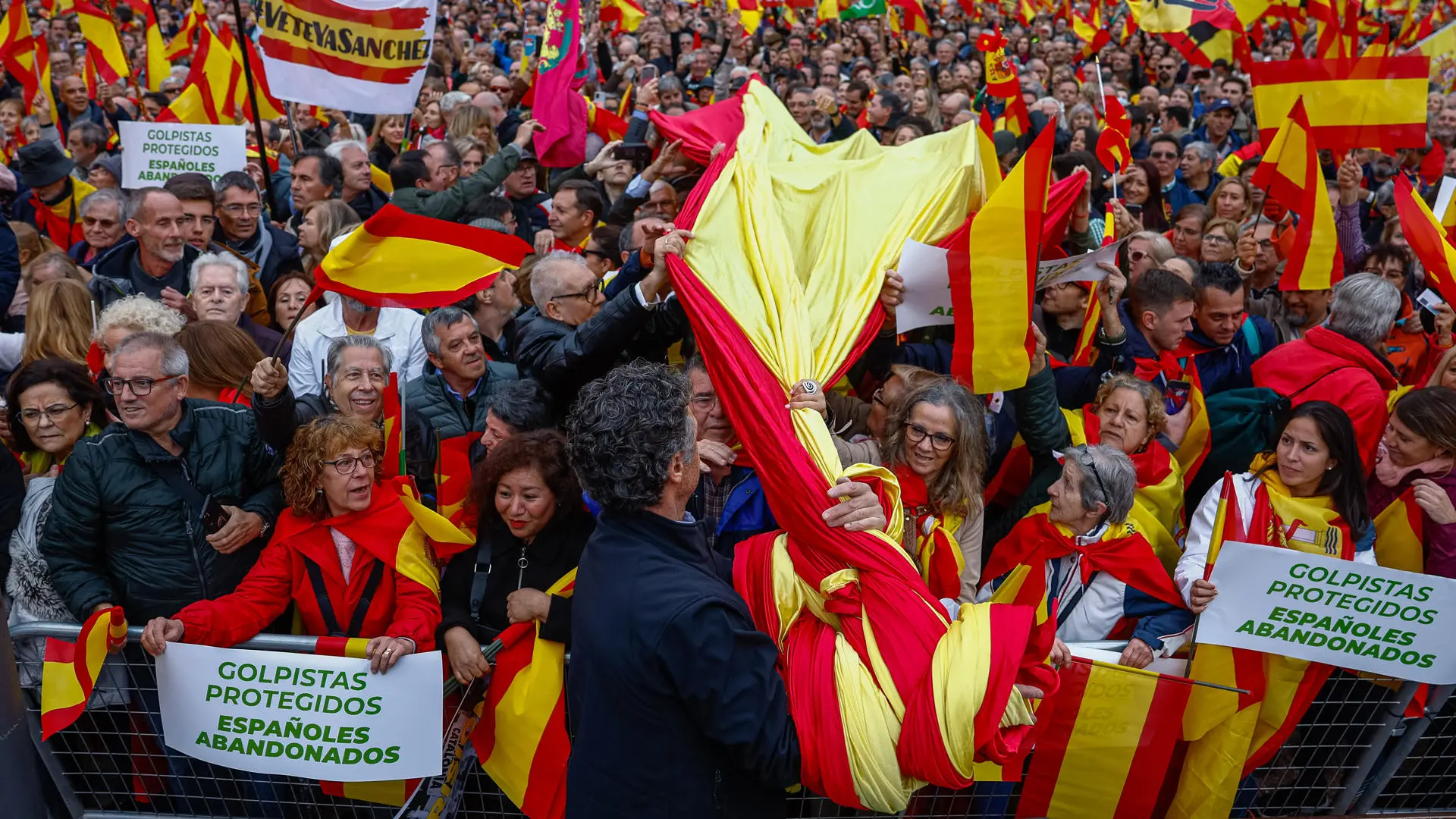 Unas 100.000 personas protestan en Madrid contra la amnistía y prometen «responder» a Sánchez