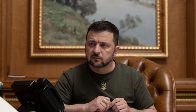 El jefe de Estado escucha los informes de seguridad.