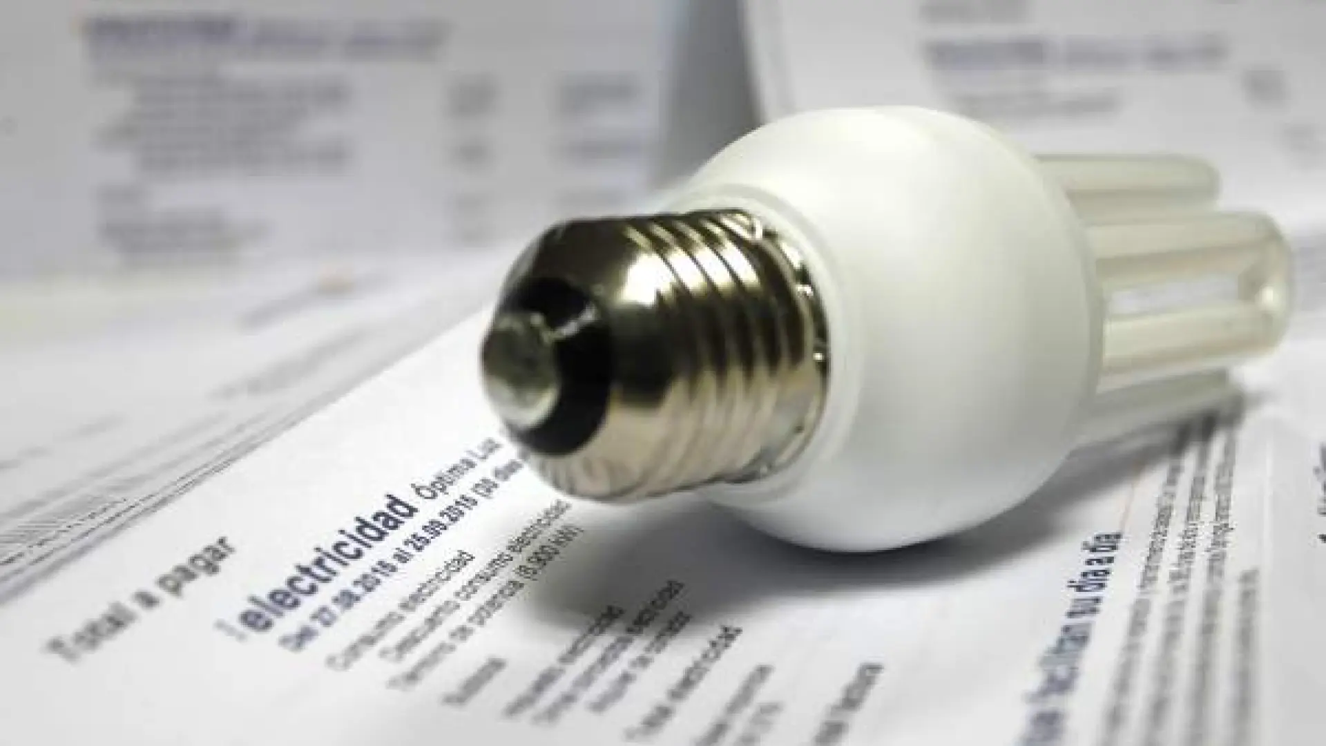 El precio de la luz se desploma el día de Todos los Santos y marca su mínimo este año