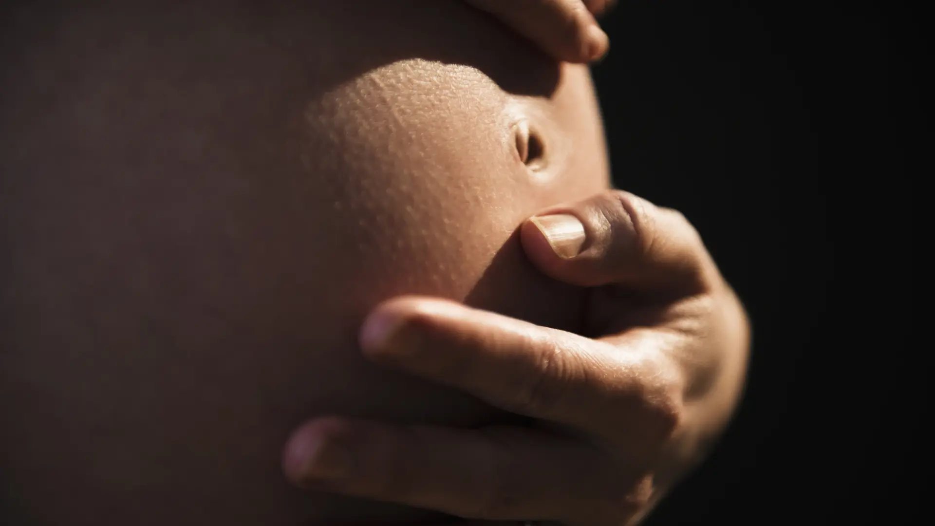 Las embarazadas transfieren los anticuerpos de la covid a sus bebés en un 86% de los casos