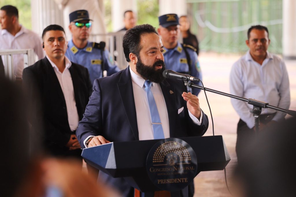 Señalan a Luis Redondo por no acatar la ley en renuncia del CNE Señalan a Luis Redondo por no acatar la ley en renuncia del CNE